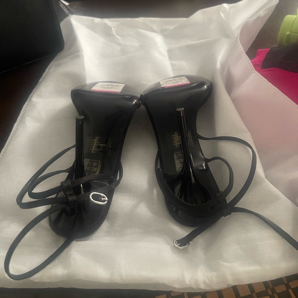 Black strappy sandals from Reiss
Brand new with tag
Size UK 41 / us 10.5 - Picture 5 of 6